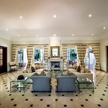 Sleeps 8 With Pool Air Con And Wifi