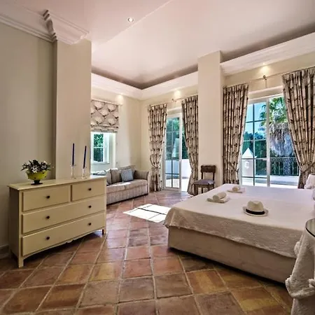 Sleeps 8 With Pool Air Con And Wifi *