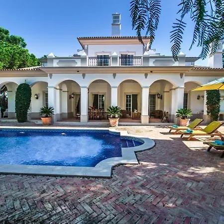Sleeps 8 With Pool Air Con And Wifi