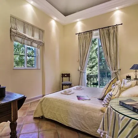 Villa Sleeps 8 With Pool Air Con And Wifi *