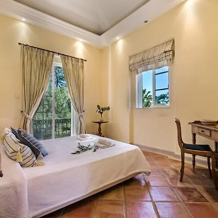 Sleeps 8 With Pool Air Con And Wifi *